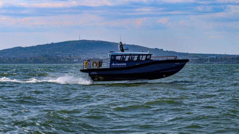 Fully electric foiling workboat takes to the sea